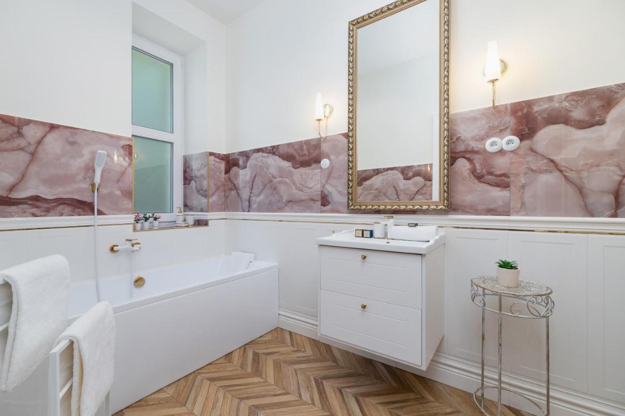 Luxurious & Unique Apartment Mickiewicza Cracow By Renters Prestige Cracovia Exterior foto